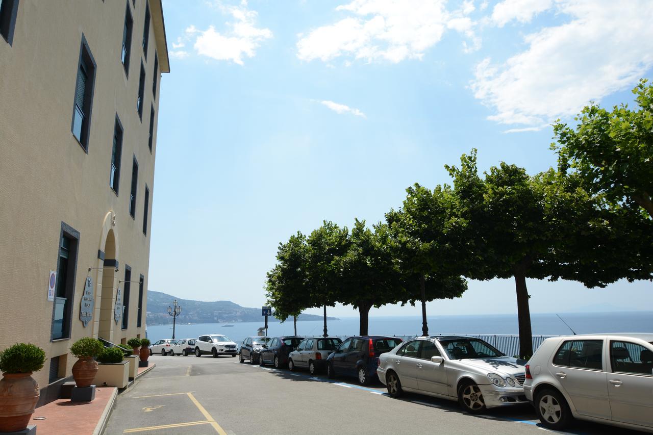 Panorama Palace Hotel Meta Kültér fotó