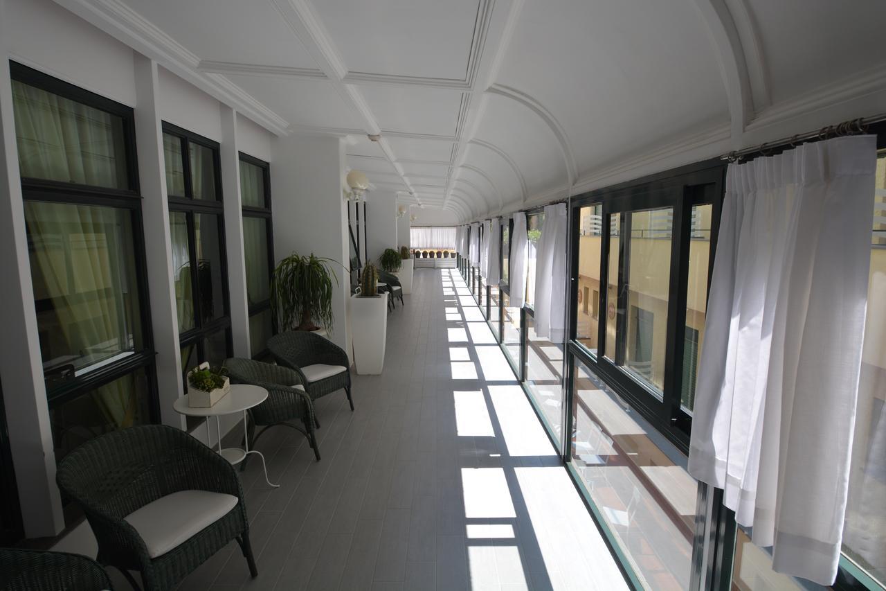 Panorama Palace Hotel Meta Kültér fotó
